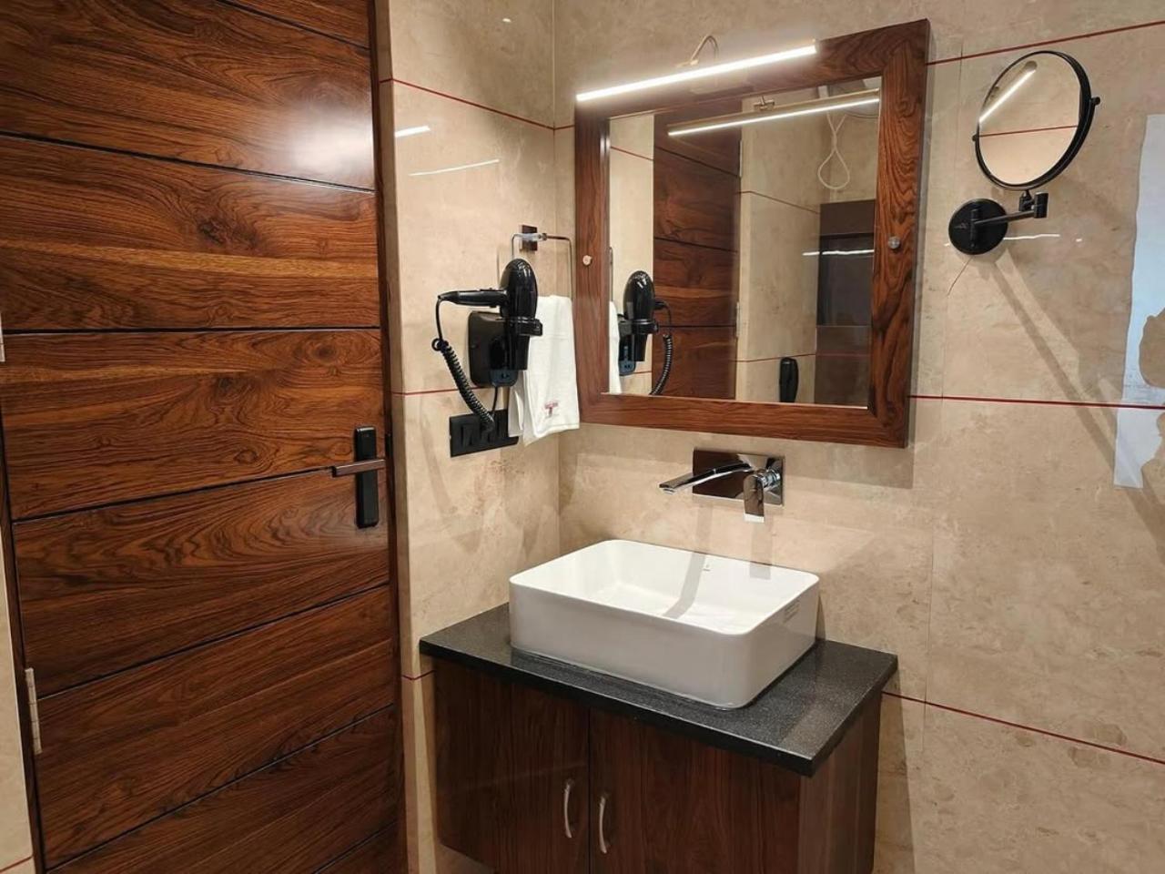 Hotel O Cean Suites Near Igi Airport 뉴델리 외부 사진