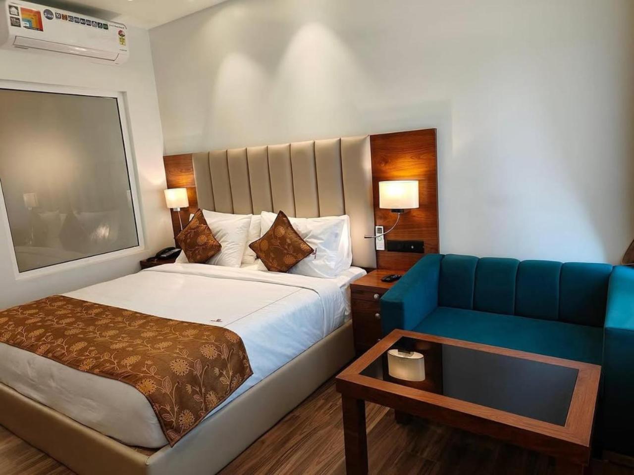 Hotel O Cean Suites Near Igi Airport 뉴델리 외부 사진