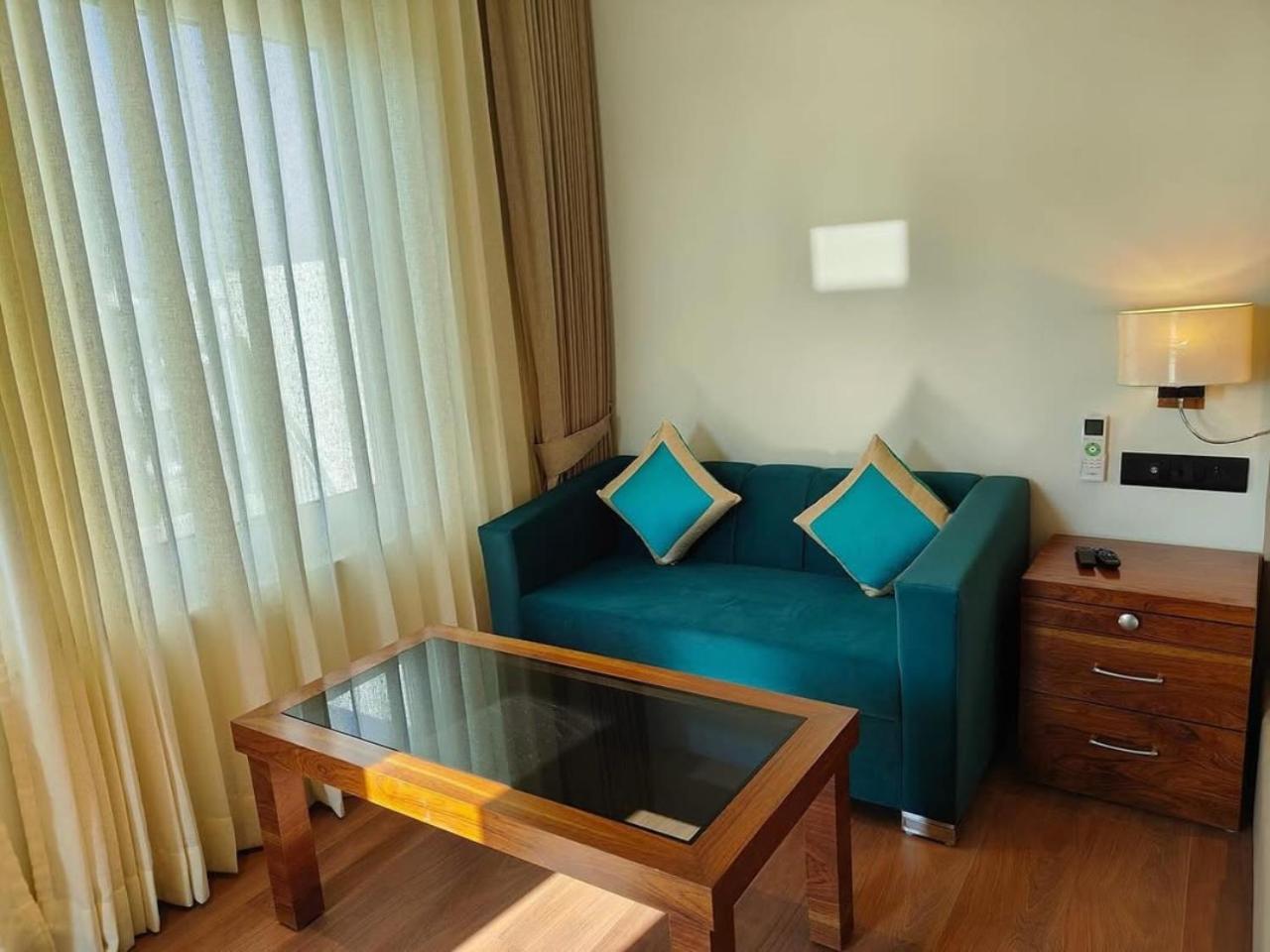 Hotel O Cean Suites Near Igi Airport 뉴델리 외부 사진