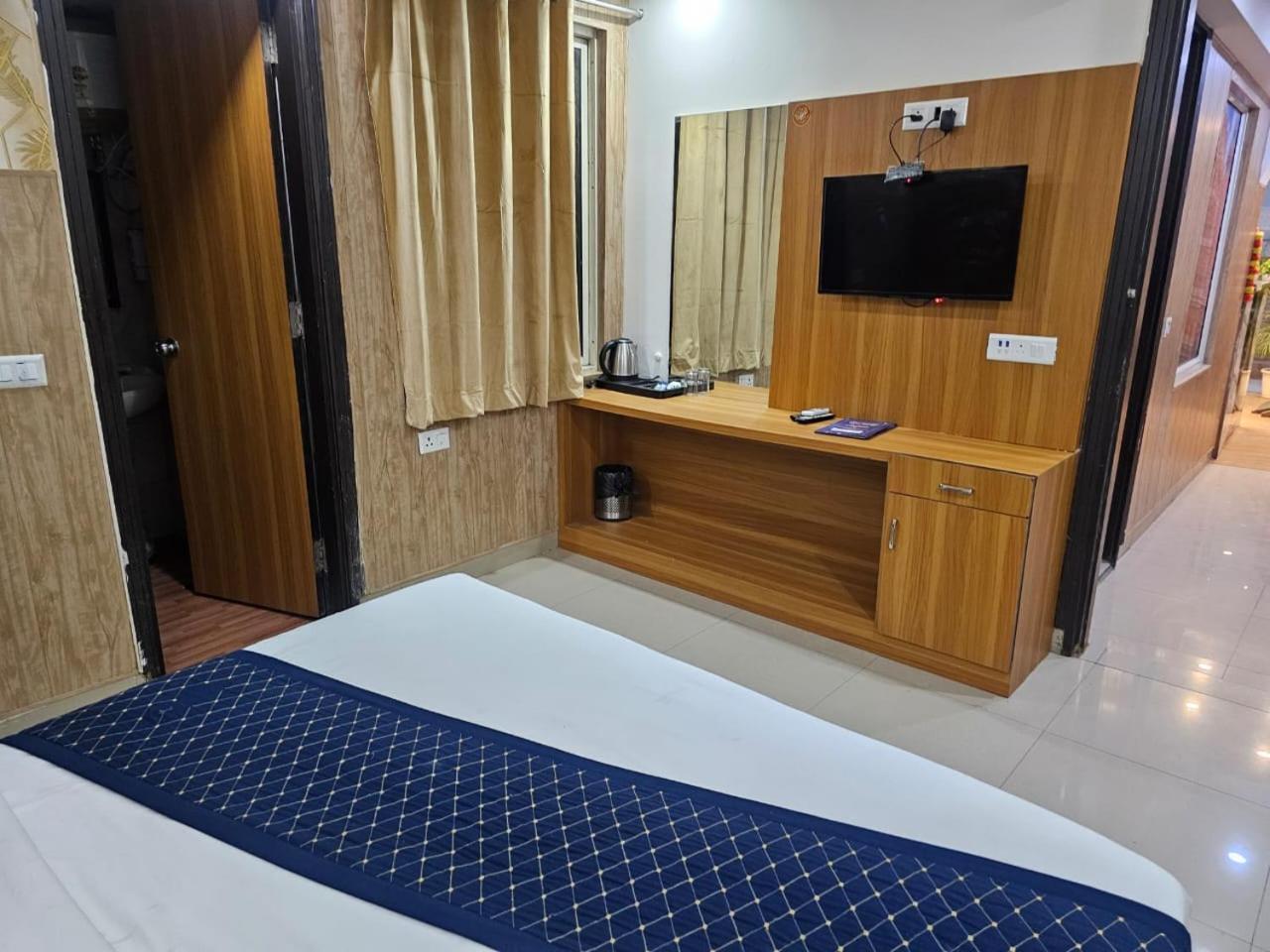 Hotel O Cean Suites Near Igi Airport 뉴델리 외부 사진
